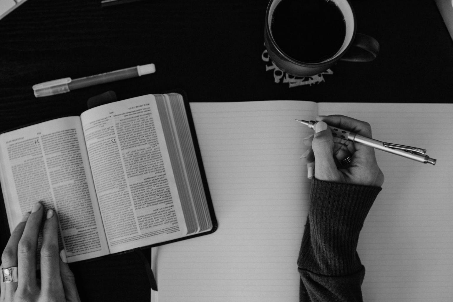 Sessione di scrittura creativa con materiali e appunti personali