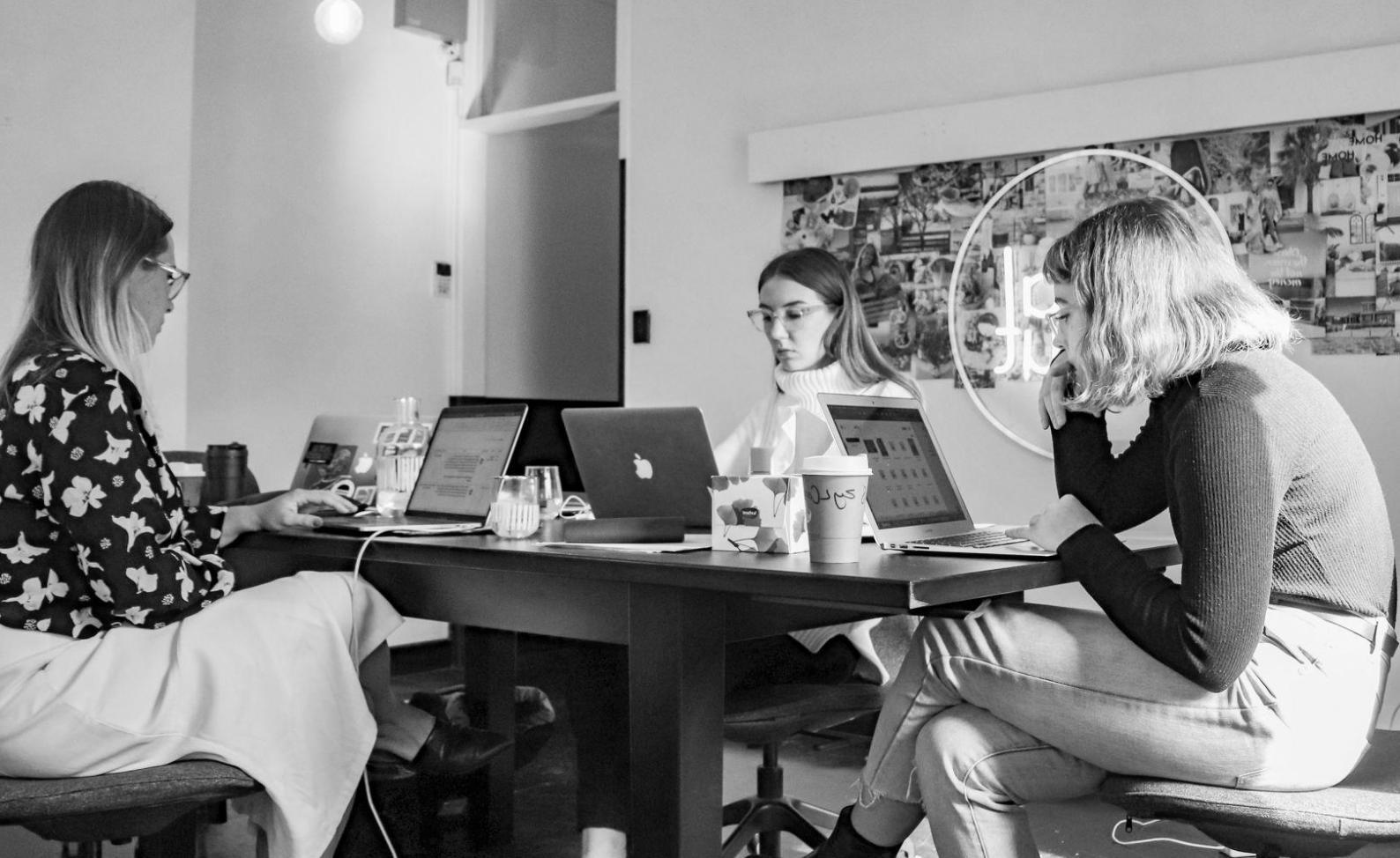 Persona concentrata nella scrittura del proprio memoir