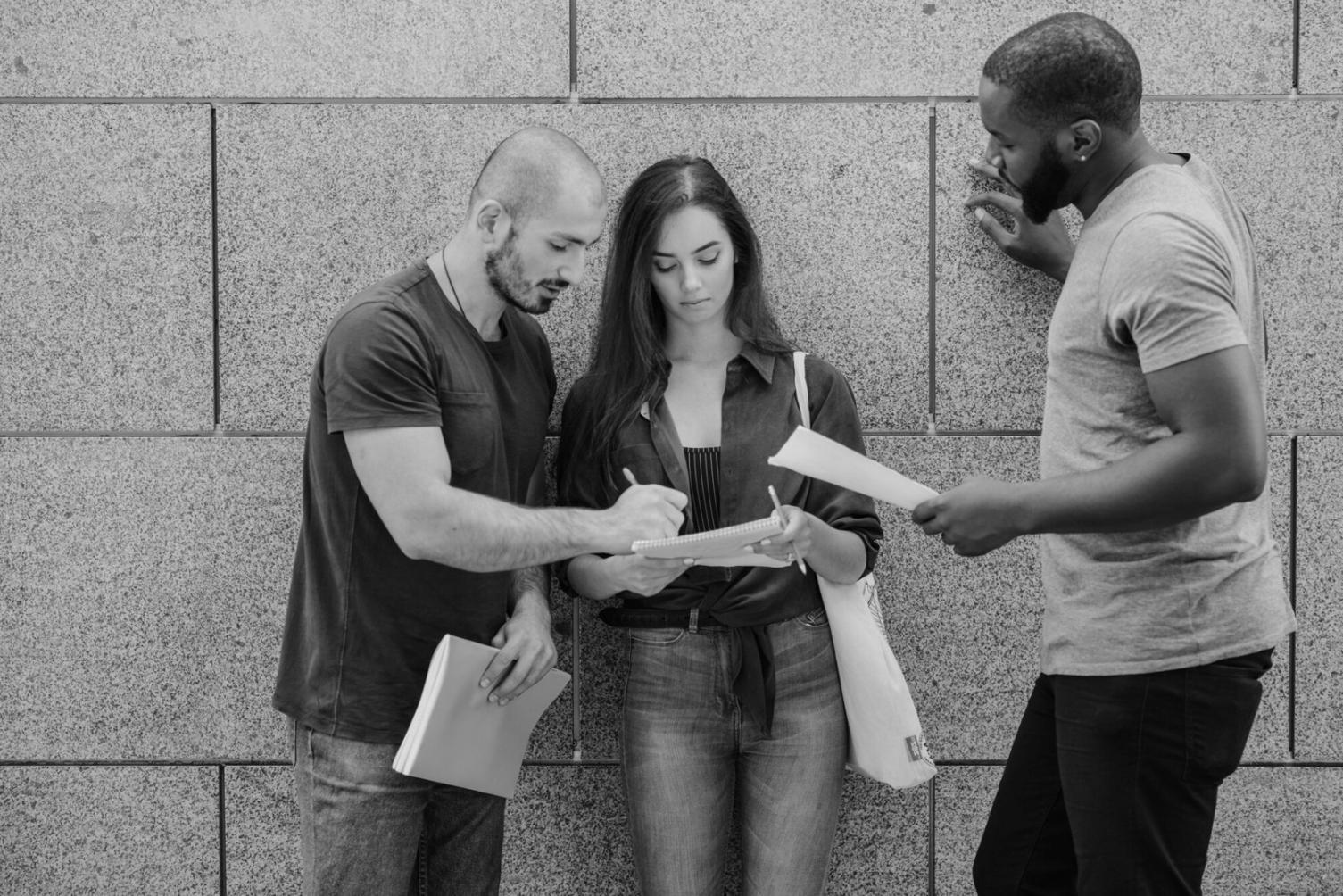 Persona che scrive a mano su un quaderno con luce naturale