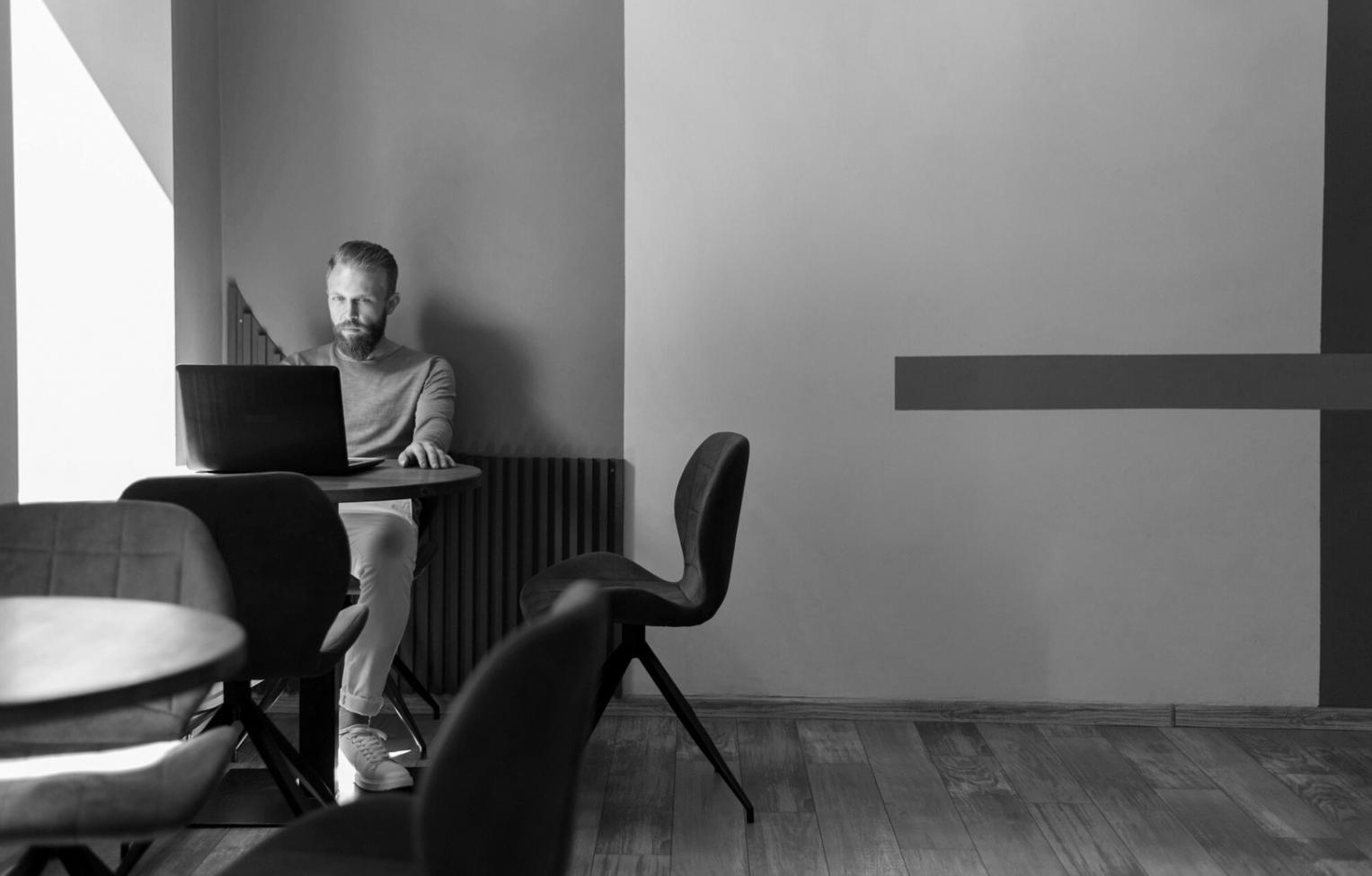 Dettaglio di pagine manoscritte e fotografie vintage sul tavolo