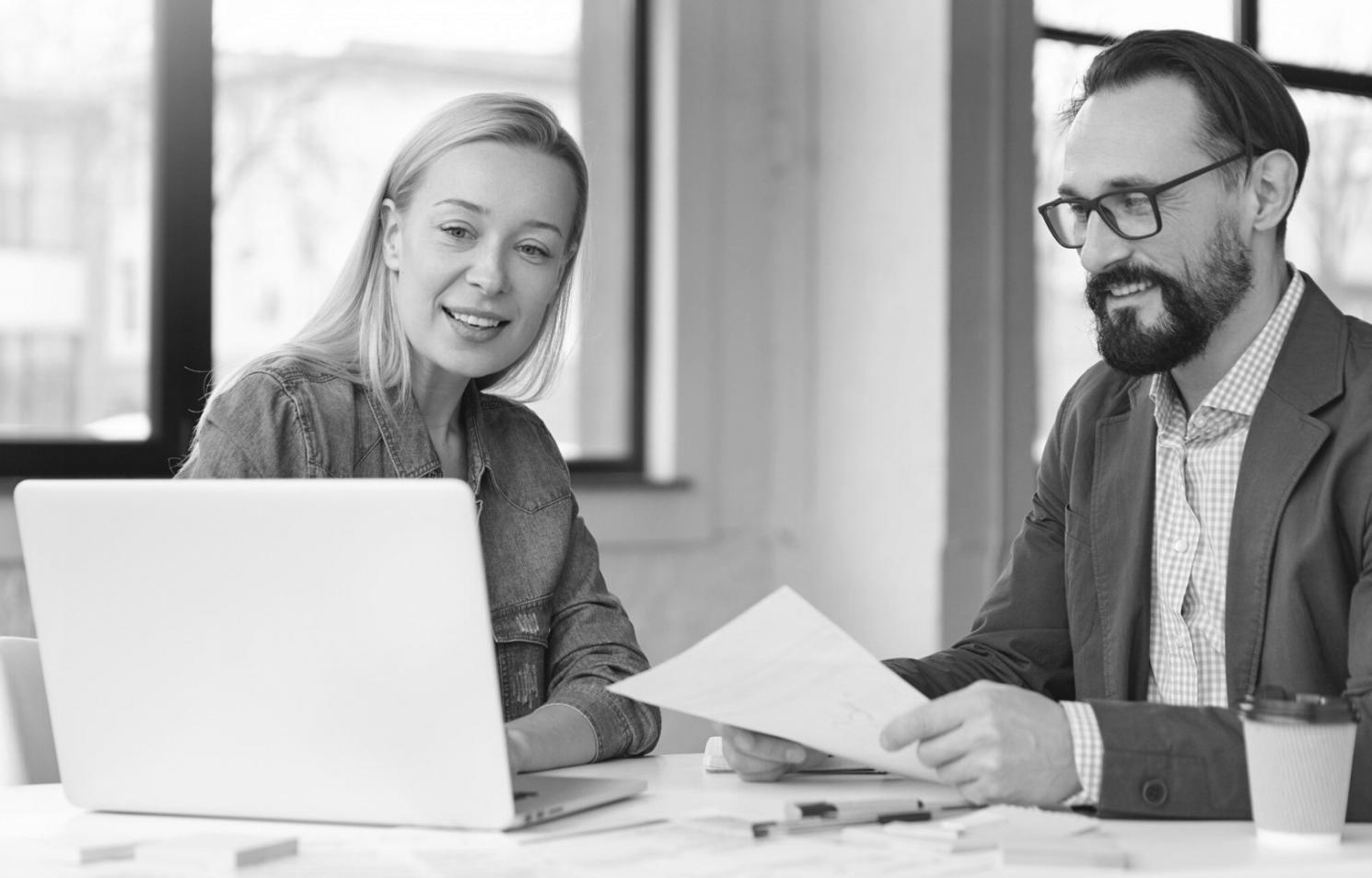 Scrivania con lampada accesa e materiali di scrittura
