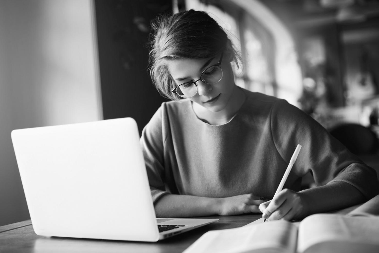 Ambiente di lavoro creativo con materiali di scrittura e ispirazione